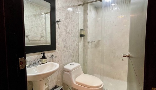 Habitación básica con 2 camas individuales