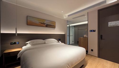 Habitación Confort doble, 1 cama de matrimonio grande, baño privado, vistas a la colina