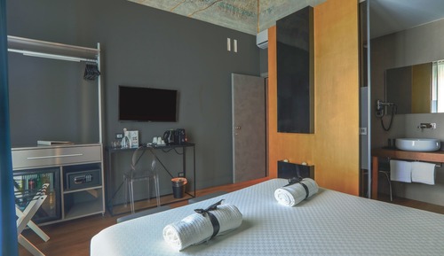 Habitación estándar con 1 cama doble o 2 individuales, balcón