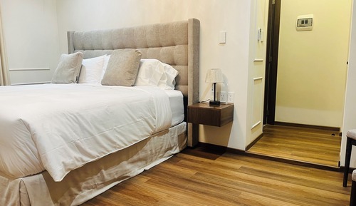 Habitación superior, balcón, vistas a la ciudad