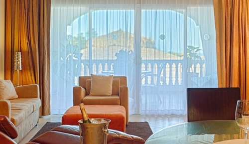 Habitación, vistas a la piscina