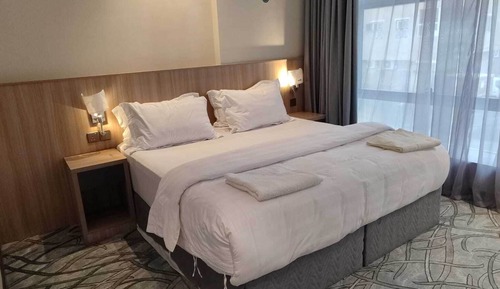 Habitación básica con 1 cama doble o 2 individuales, vistas a la ciudad