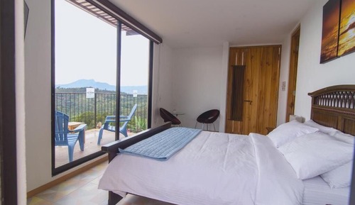 Suite Confort, balcón, vistas a la piscina