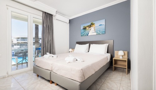 Habitación estándar con 1 cama doble o 2 individuales, balcón