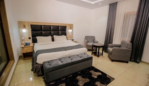 Habitación superior, balcón, vistas a la ciudad