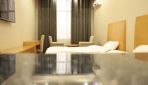 Habitación básica con 2 camas individuales, vistas a la ciudad