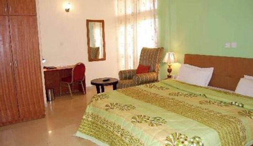 Habitación, balcón, vistas a la ciudad
