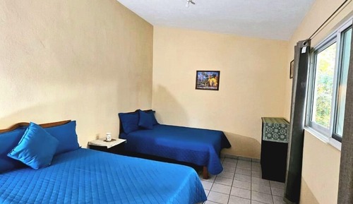 Bungalow familiar, varias camas, cocina básica, en la zona del jardín