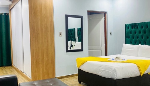 Habitación Confort con 1 cama doble o 2 individuales, balcón, vistas a la piscina