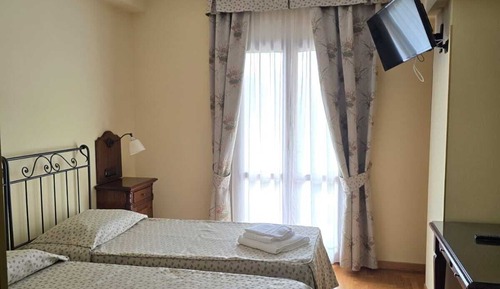 Habitación clásica con 2 camas individuales, balcón, vistas a la montaña