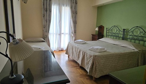 Habitación triple económica, balcón