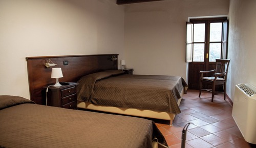Habitación triple básica, baño privado, vistas a la montaña