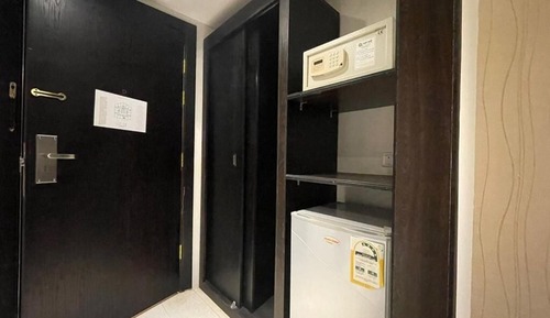 Habitación básica con 1 cama doble o 2 individuales, vistas a la ciudad