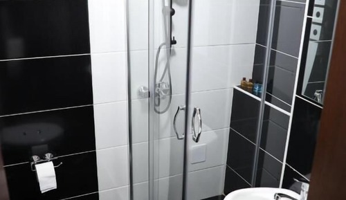 Habitación básica con 2 camas individuales
