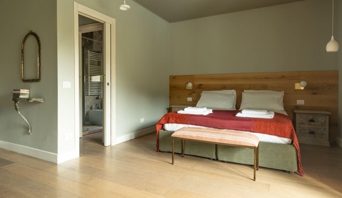 Habitación superior con 1 cama doble o 2 individuales, vistas a la piscina