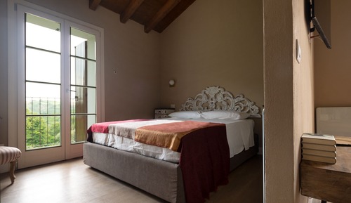 Habitación cuádruple Deluxe, 1 cama de matrimonio con sofá cama, vistas a la colina