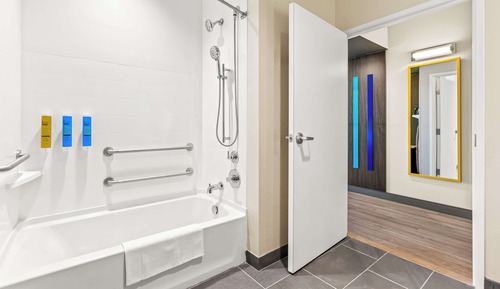 Habitación, 1 cama de matrimonio grande, accesible para personas con discapacidad, bañera