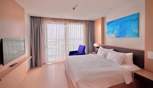 Suite estudio familiar, vistas parciales al mar