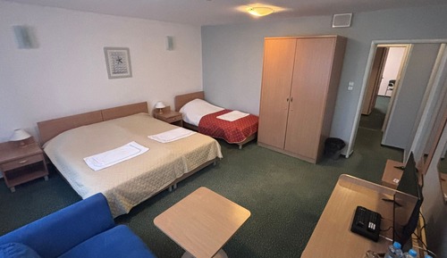 Habitación triple familiar, varias camas