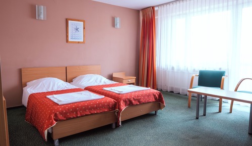 Habitación básica con 2 camas individuales