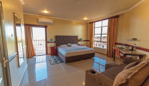 Suite estudio Confort, 1 cama de matrimonio grande, balcón, vistas a la ciudad