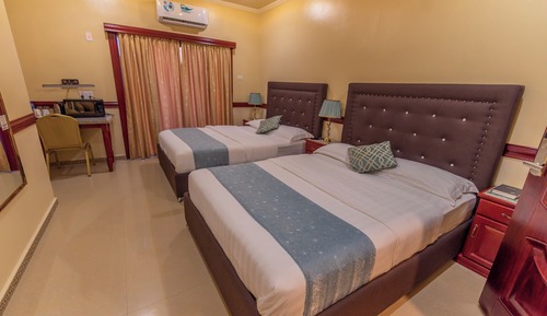 Habitación doble, 2 camas de matrimonio, balcón, vistas a la ciudad