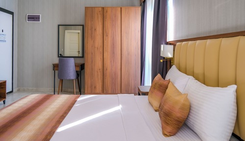 Habitación, 1 cama de matrimonio grande con sofá cama, accesible para personas con discapacidad