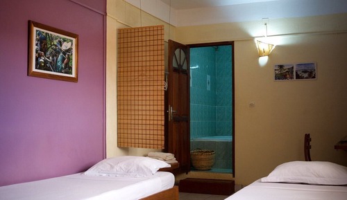 Habitación básica con 2 camas individuales