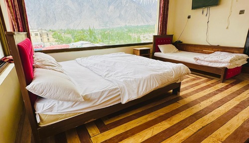Habitación triple, vistas a la montaña