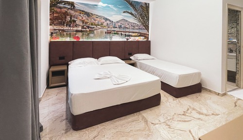 Habitación, balcón, vistas a la piscina