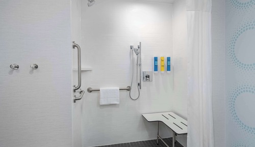Habitación, 2 camas de matrimonio, accesible para personas con discapacidad (Roll-In Shower)