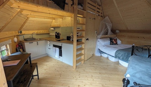 Cabaña romántica, varias camas, cocina básica, vistas al jardín