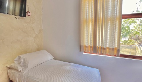 Habitación, varias camas, vistas al jardín