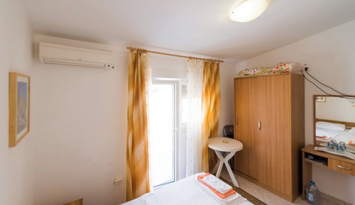 Habitación, balcón, vistas a la montaña