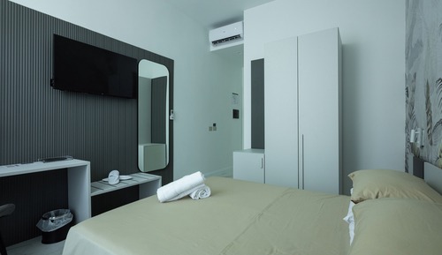 Habitación con 1 cama doble o 2 individuales, balcón, vistas a la ciudad