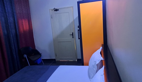 Dormitorio compartido, 1 habitación, balcón, vistas al jardín