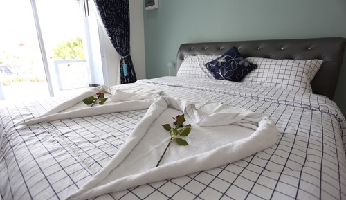 Habitación básica, 1 cama de matrimonio grande, baño privado, vistas a la piscina