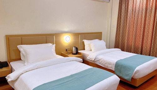 Habitación estándar con 1 cama doble o 2 individuales, 2 camas individuales, balcón