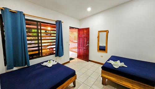 Habitación cuádruple estándar, baño privado, vistas al jardín