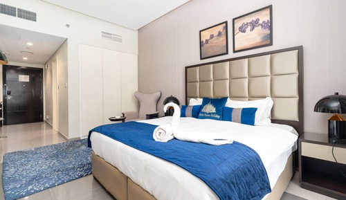 Estudio de diseño, 1 cama de matrimonio grande, balcón, vistas a la ciudad