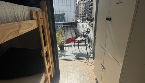 Dormitorio compartido básico, balcón, vistas a la ciudad