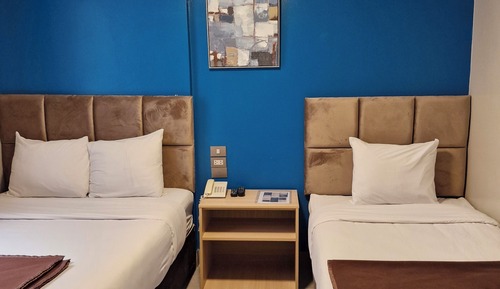 Habitación básica con 2 camas individuales