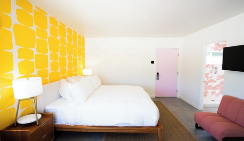 Habitación superior, 1 cama de matrimonio grande con sofá cama, cocina básica, vistas a la piscina