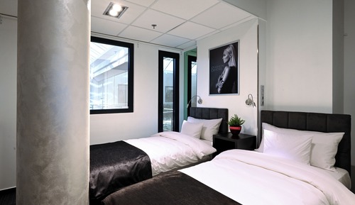 Habitación básica con 2 camas individuales