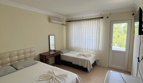 Habitación triple estándar, balcón, vistas al mar