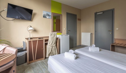 Habitación básica con 2 camas individuales
