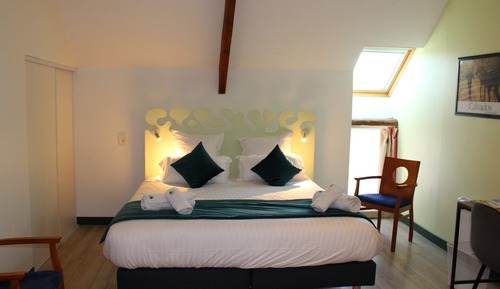 Habitación triple Confort, baño privado, vistas al jardín (Juno)