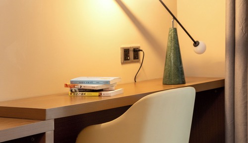 Habitación básica con 2 camas individuales, balcón, vistas a la ciudad