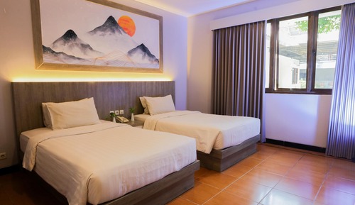 Habitación superior con 2 camas individuales, vistas a la ciudad