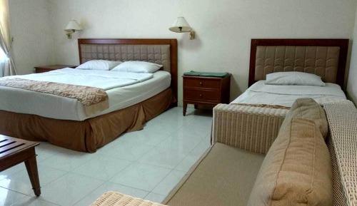 Habitación básica con 1 cama doble o 2 individuales, vistas al jardín